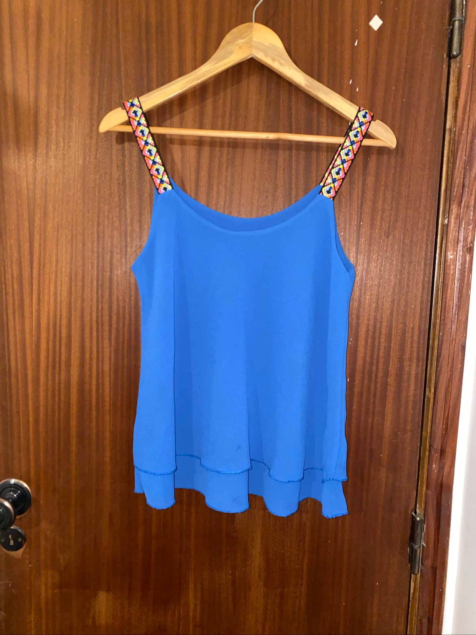 Blauwe top met gekleurde bandjes – photo 2
